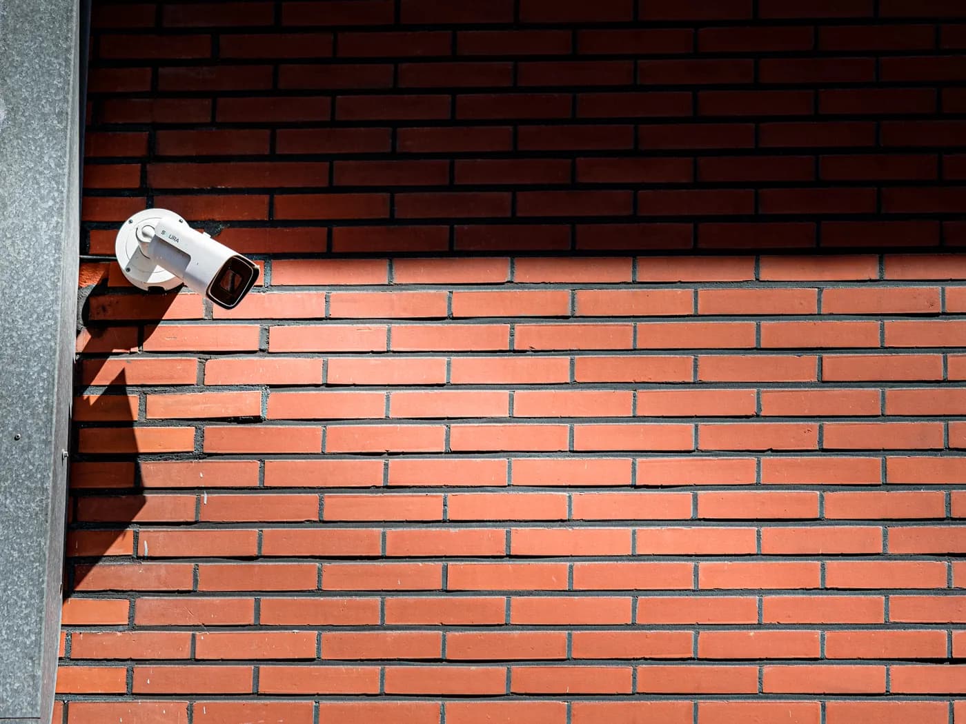 Camera aan een bakstenen gevel