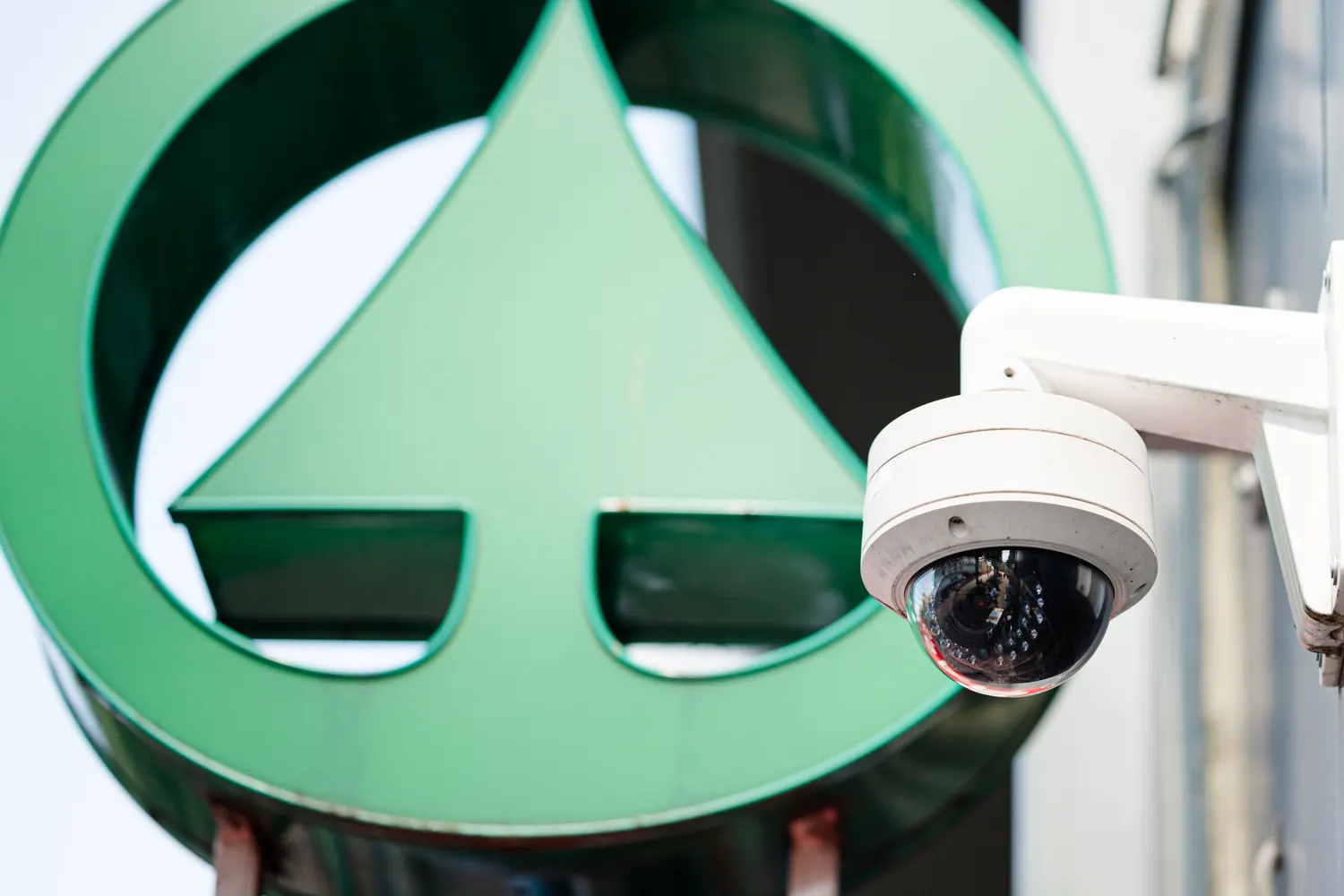 Camera aan de gevel van een supermarkt