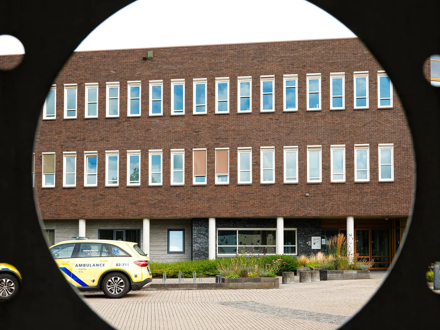 Ambulance voor de ingang van een gebouw