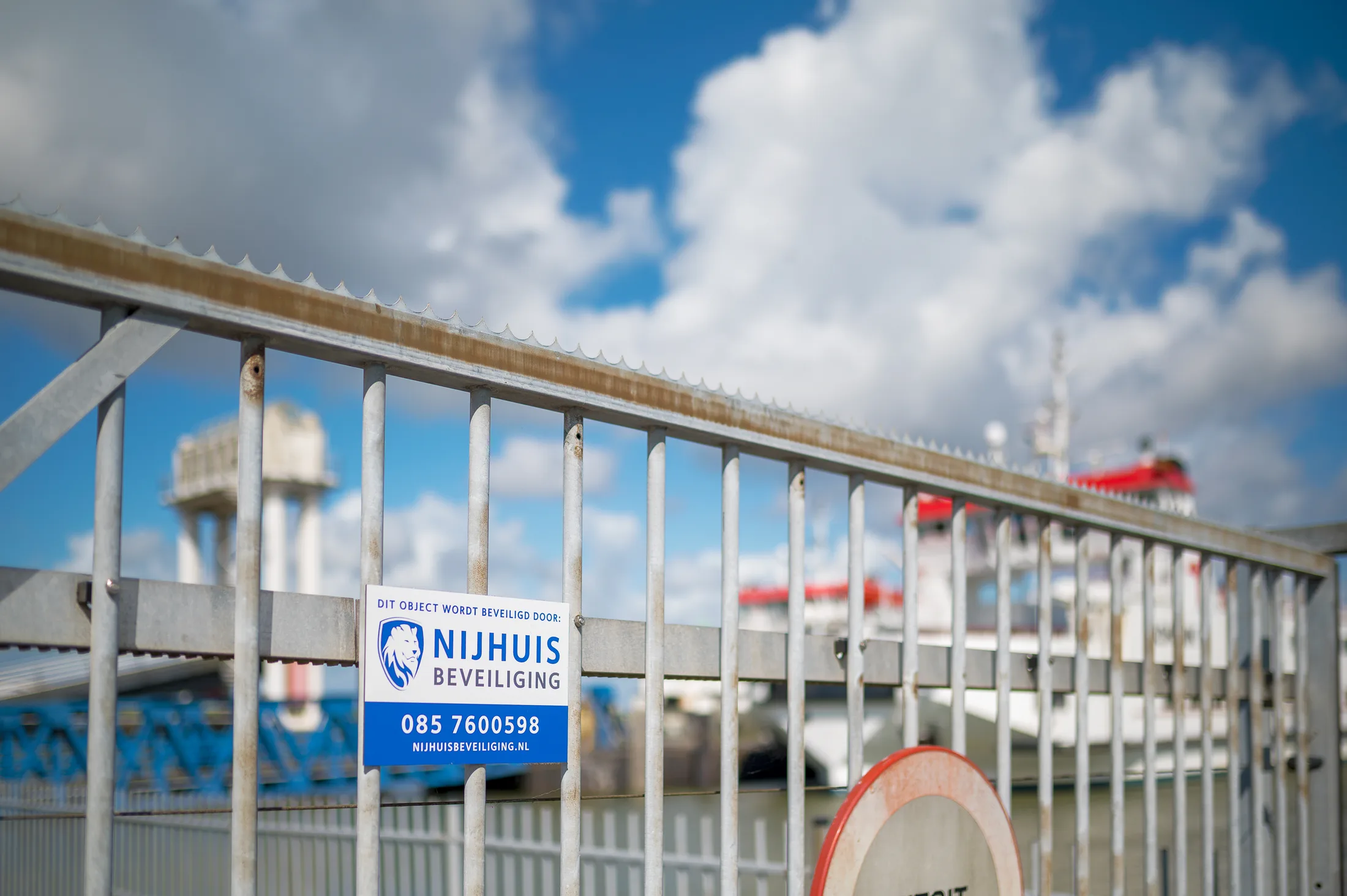 Bord van Nijhuis Beveiliging bij een haventerrein